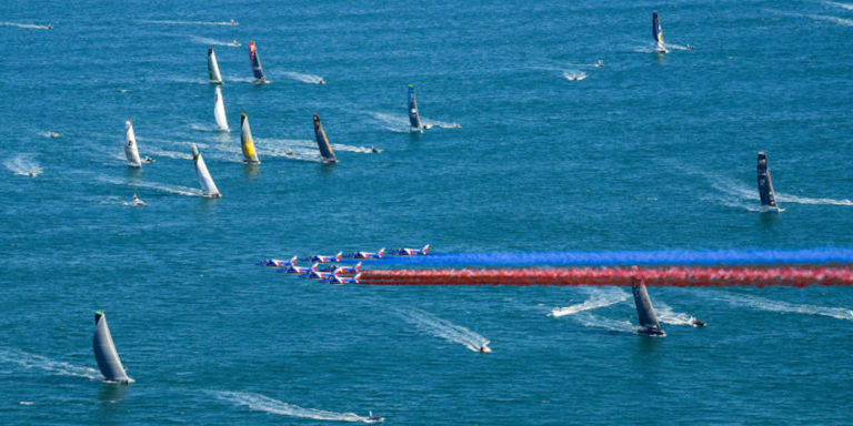 La patrouille de France survole le départ du Vendée Globe