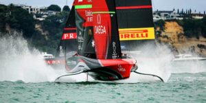 Le Team NZL Emirates croise devant les Italiens de Luna Rossa