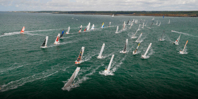 Départ de course à la voile en Mini 6,50